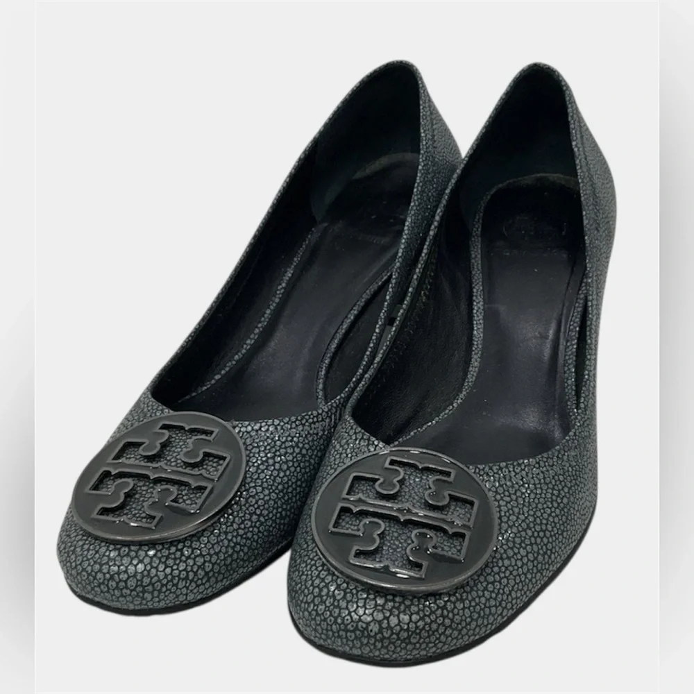 Tory Burch Black Pebbled Leather Block Heel Pumps with Logo Medallion Sz 9